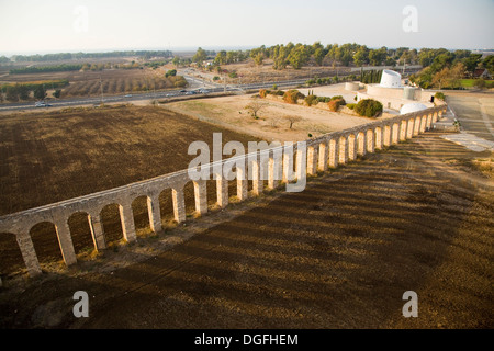 Eine Luftaufnahme der Aquädukt in der Nähe von Lohamei Hagetaot Stockfoto