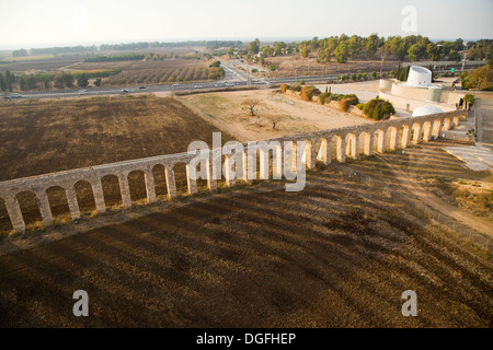 Eine Luftaufnahme der Aquädukt in der Nähe von Lohamei Hagetaot Stockfoto