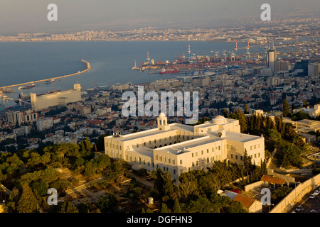 Eine Luftaufnahme von Haifa Stadtbild - die Bucht, den Hafen, Dagon, die Gebäude und das Rathaus Stockfoto