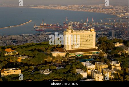 Eine Luftaufnahme des Hotel Dan Carmel und Bucht von Haifa Stockfoto