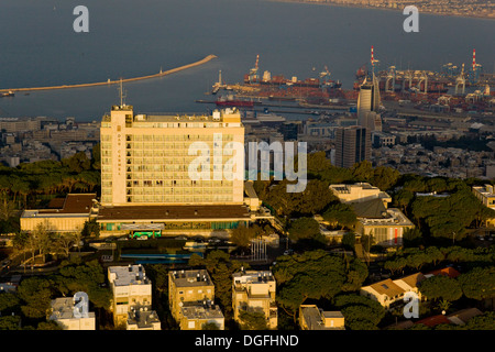 Eine Luftaufnahme des Hotel Dan Carmel und Bucht von Haifa Stockfoto