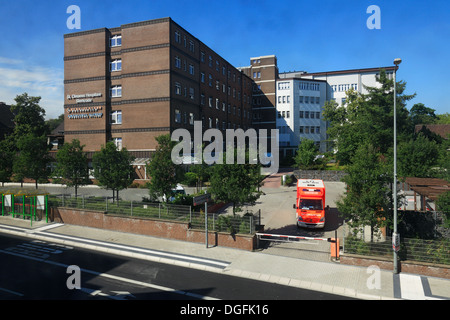Rettungsfahrzeug bin Krankenhaus, St. Clemens Hospitale in Oberhausen-Sterkrade, Ruhrgebiet, Nordrhein-Westfalen Stockfoto