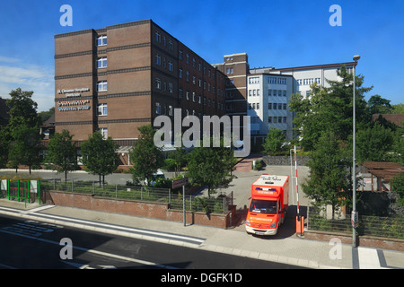 Rettungsfahrzeug bin Krankenhaus, St. Clemens Hospitale in Oberhausen-Sterkrade, Ruhrgebiet, Nordrhein-Westfalen Stockfoto