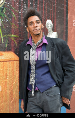 Porträt des Malers Künstlers Issa Ibrahim an der Bedford Avenue in Wiliamsburg, Brooklyn, New York Stockfoto