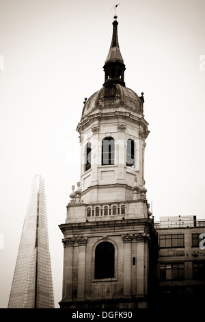 LONDON - 21.September: St. Magnus der Märtyrer mit Shard, untere Thames Street am 21. September 2013, während des jährlichen Open House Stockfoto