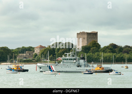 UK Border Kraft Schiff im Hafen von Portsmouth nach Überholung Protector abgeschleppt Stockfoto