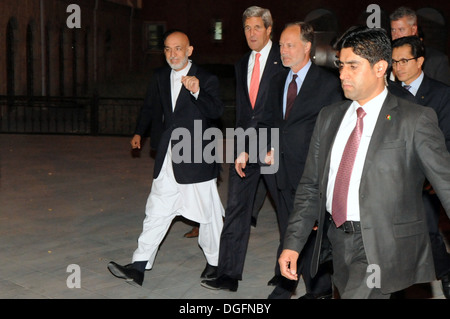 Secretary Kerry und afghanischen Präsidenten Karzai Kopf, eine funktionierende Abendessen Stockfoto