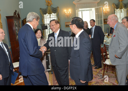 Secretary Kerry schüttelt Hände mit ehemaligen chinesischen Staatsrat Tang Jiaxuan Stockfoto