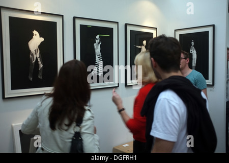 Menschen, die Kunstbetrachtung in einer Galerie Stockfoto