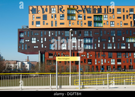 Chips, die Gebäude und Schild an der neue Islington Metrolink-Straßenbahn zu stoppen, auf der Ostlinie Manchester, Ancoats, Manchester, England, UK. Stockfoto