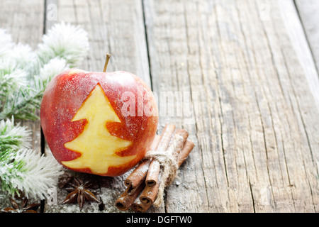 Abstrakte Weihnachten Apfel mit grüner Baum auf Vintage-boards Stockfoto