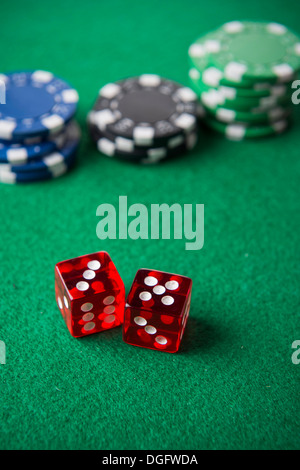 Poker-Chips neben zwei Würfel Stockfoto