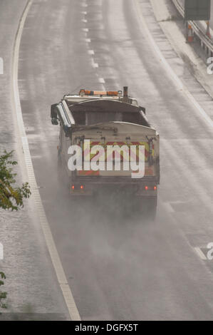 Shropshire, UK. 21. Oktober 2013. Starkregen in Shropshire verursacht schwierige Fahrbedingungen auf M54 Autobahn in der Nähe von Telford, Shropshire. Bildnachweis: Kelly Rann/Alamy Live-Nachrichten Stockfoto