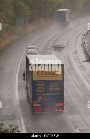 Telford, Shropshire, UK. 21. Oktober 2013. Starkregen in Shropshire verursacht schwierige Fahrbedingungen entlang der M54 nahe Telford. Bildnachweis: Kelly Rann/Alamy Live-Nachrichten Stockfoto