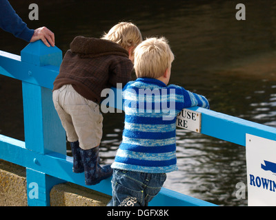 Zwei jungen Blick über Zaun am Fluss, Bude, Cornwall, UK Stockfoto