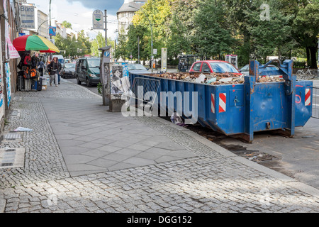 Überspringen Sie sammeln Bauschutt aus einem Gebäude renoviert in Brunnestrasse, Mitte, Berlin Stockfoto