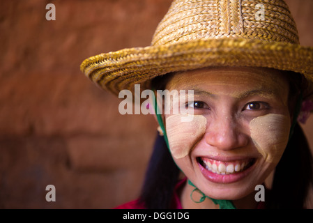 Myanmar weibliches Gesicht mit traditionellen Thanaka Malerei, selektiven Fokus auf Augen hautnah Stockfoto