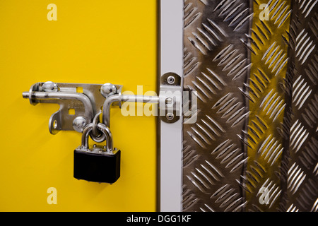 Schloss auf einer gelben Metalltür Stockfoto