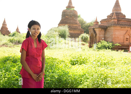 traditionelle Myanmar weiblich mit Bagan Weltkulturerbe auf dem Hintergrund Stockfoto