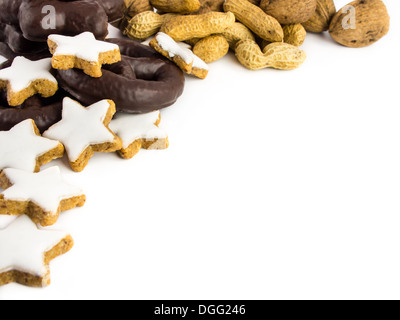 Lebkuchen, Zimtsterne, Walnüsse und Erdnüsse Stockfoto