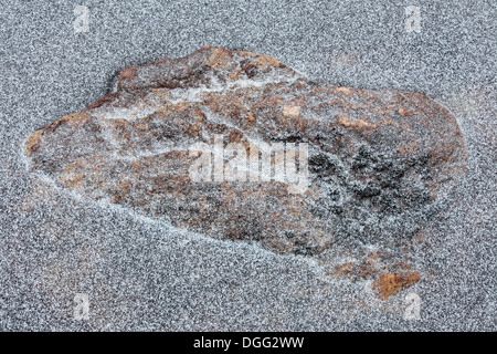 Nahaufnahme von Granitfelsen in Schnee bedeckten Eis eingefroren Stockfoto