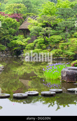 Kreisförmige Trittsteine über einen Teich in einem traditionellen japanischen Garten. Selektiven Fokus auf Steinen. Stockfoto