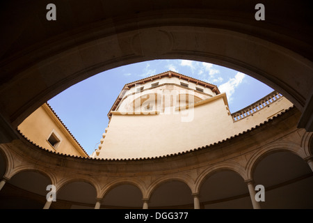 Blick hinauf in die Architektur rund um einen historischen Hof in Palma de Mallorca. Stockfoto