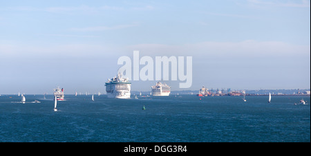 Hafen von Southampton Solent den Blick auf zwei Kreuzfahrtschiffe Stockfoto