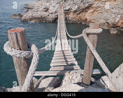 hängende Holzbrücke verbinden felsigen Meer-Kosten Stockfoto