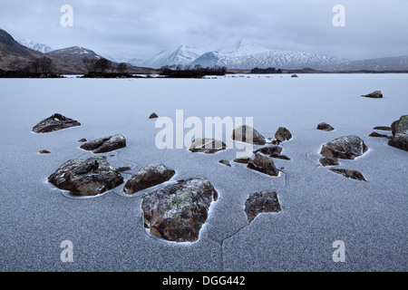 Granitfelsen, eingefroren in der tief verschneiten Eis am man Na-h-Achlaise auf Rannoch Moor in den Highlands von Schottland Stockfoto