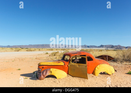 Verlassene Autowrack in der Wüste von Namibia, Afrika Stockfoto