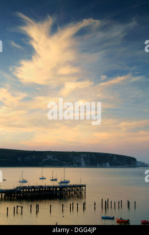 Sonnenuntergang über Ballard Punkt, alte & neuen Pier in Swanage Bay, Swanage, Dorset, Großbritannien Stockfoto