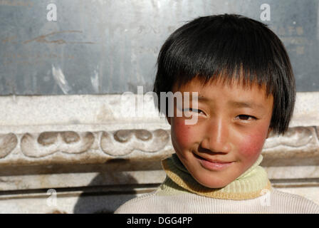 Jungen tibetischen Pilger vor Jokhang-Tempel, Lhasa, Tibet, China, Asien Stockfoto