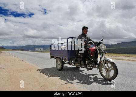 Tibeter auf dem Motorrad in der Nähe von Yangpachen, Lhasa, Tibet, China, Asien Stockfoto