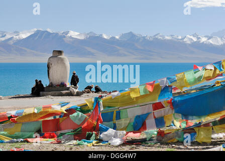 Tibetische Pilger vor den schneebedeckten Gipfeln des Nyenchen Thanglha Berge, Namtso See, Heavenly Lake, Tibet, China Stockfoto