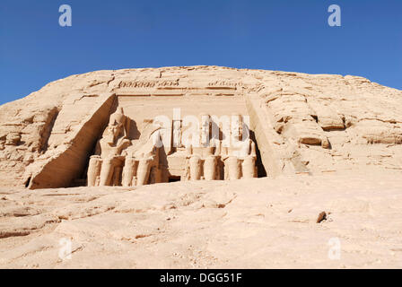 Statuen im großen Tempel des Pharao Ramses II., Abu Simbel, Nubien, Ägypten, Afrika Stockfoto