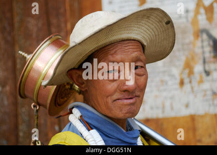 Tibetische Pilger mit einer Gebetsmühle, Portrait, Haupttor, Samye Kloster, Tibet, China, Asien Stockfoto