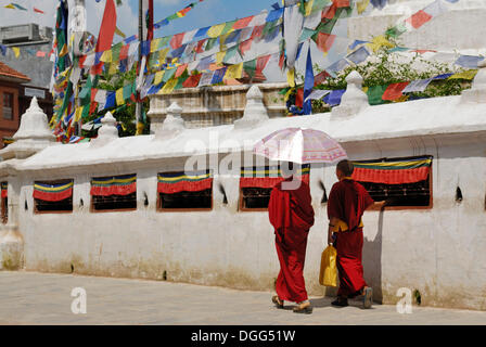 Zwei Mönche Kreisen Boudhanath Stupa, Kathmandu, Nepal, Asien Stockfoto