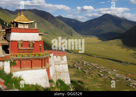 Blick auf das Tal und den goldenen Dächern der Drigung Til Kloster, Tibet, China, Asien Stockfoto