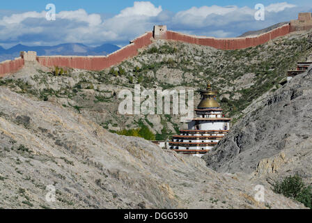 Blick vom Dzong in Richtung der Paelkhor Kloster-Komplex, Pelkhor Choede und Kumbum, Gyantse, Tibet, China, Asien Stockfoto