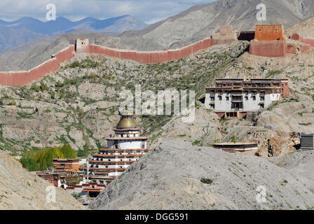 Blick vom Dzong in Richtung der Paelkhor Kloster-Komplex, Pelkhor Choede und Kumbum, Gyantse, Tibet, China, Asien Stockfoto