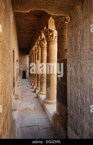 Arcade, Steinsäulen mit Reliefs und Hieroglyphen, Tempel von Philae, UNESCO-Weltkulturerbe, Assuan, Nil Senke, Ägypten Stockfoto