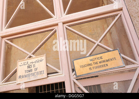 Schild am Eingang zum Grab von Ramses III, Tal der Könige, westliche Theben, Luxor, Nil Senke, Ägypten, Afrika Stockfoto