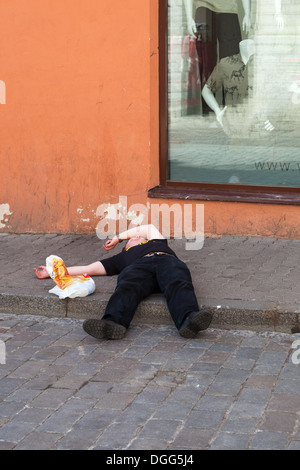 Tallinn. Estland. Mann ohnmächtig auf den Straßen. Stockfoto