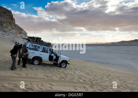 Touristen stehen vor einem vier Rad-Antrieb Fahrzeug, Weiße Wüste, Farafra Oase, westliche Wüste, Ägypten, Afrika Stockfoto