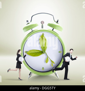 Geschäft paar läuft vor einer Uhr Stockfoto