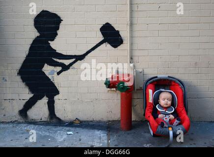 New York, NY, USA. 20. Oktober 2013. Banksy vor Ort für Graffiti Künstler Bansky auf der Upper West Side, New York, NY 20. Oktober 2013. Bildnachweis: Derek Sturm/Everett Collection/Alamy Live-Nachrichten Stockfoto