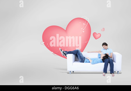 ein paar sitzt auf der couch Stockfoto
