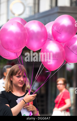 Mädchen mit rosa Luftballons. Kritiansand Norwegen Stockfoto