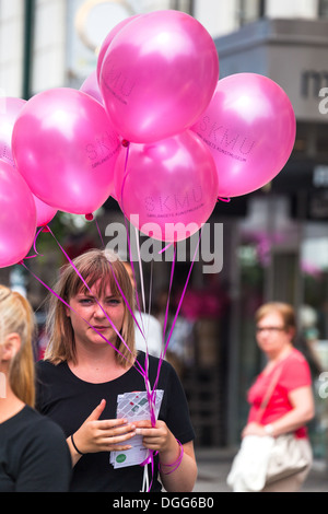 Mädchen mit rosa Luftballons. Kritiansand Norwegen Stockfoto